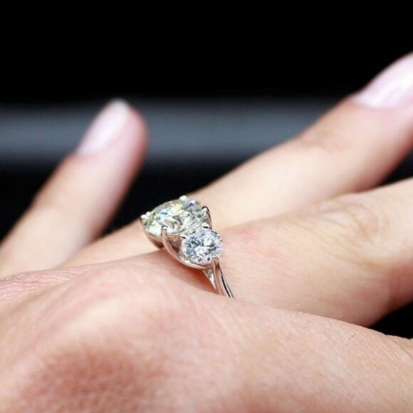 Three Stones 925 Silver 2ct Moissanite Cubic Zirconia Ring Size 9 - Picture 3 of 10